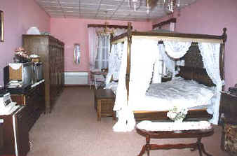 detached house in Paralimni Cyprus bedroom.jpg (25850 bytes)