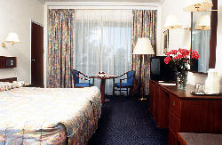Troodos hotel bedroom.jpg (14735 bytes)