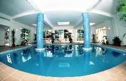 cyprus hotel swimming pool.jpg(14711 bytes)
