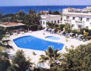 larnaca self catering ariel pool.jpg (33630 bytes)